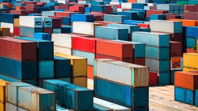 import-containers-yard